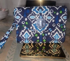 Vera Bradley Wristlet Wallet W/ Phone Pocket Retired Pattern Turnklock Ink Blue 