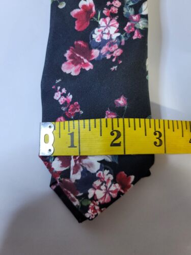 Express Men's Tie In 2.75" Skinny Width - Picture 2 of 3