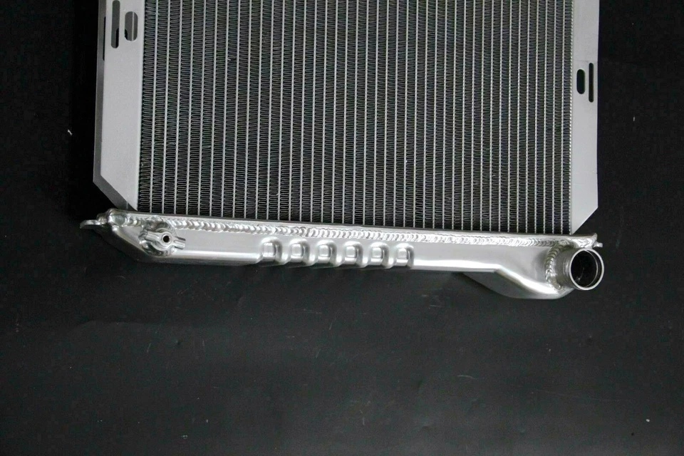 Radiador de aluminio pulido KKS 3 filas apto para Ford Mustang GT 1979-93 / LX SVT 5,0 L V8 Foto 3 de 4