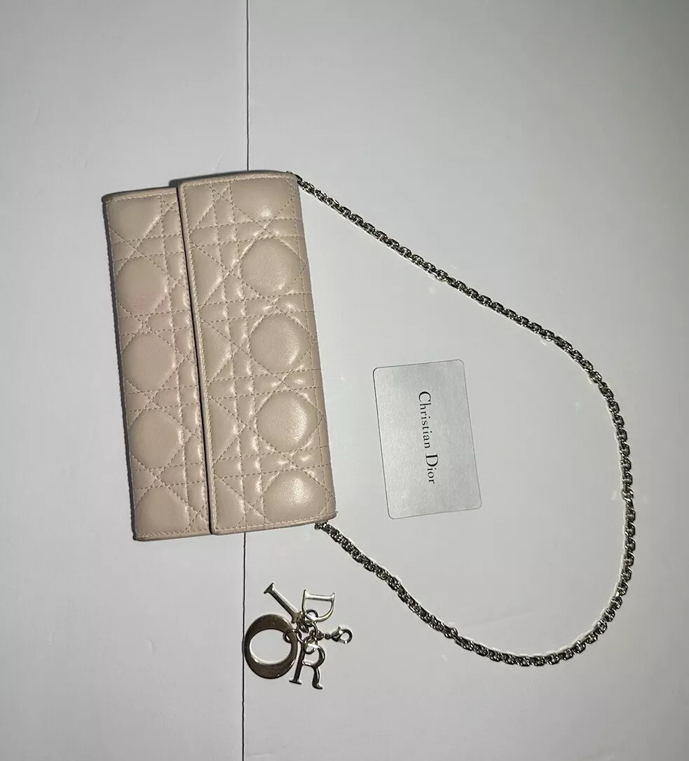 Portefeuille en peau d'agneau Lady Dior sur chaîne avec charme Dior poudre rose