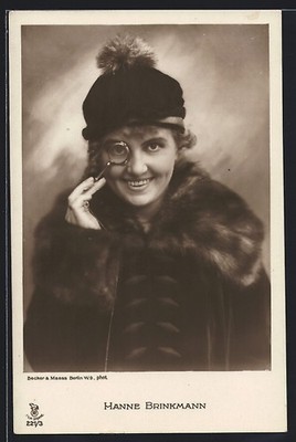Schauspielerin Hanne Brinkmann mit Lupe, Ansichtskarte 