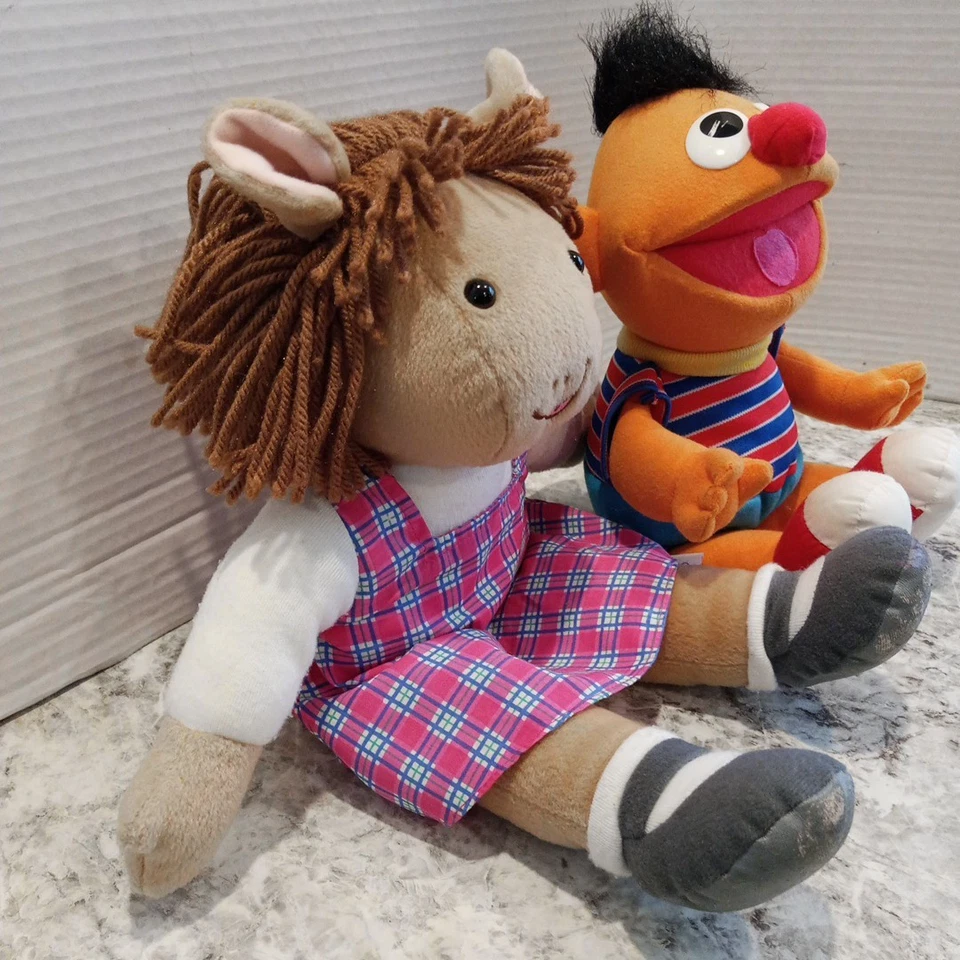 Улица Сезам Эрни Винтажная Мягкая плюшевая - с сестрой Артура D.W гибкая кукла - Изображение 3 из 4