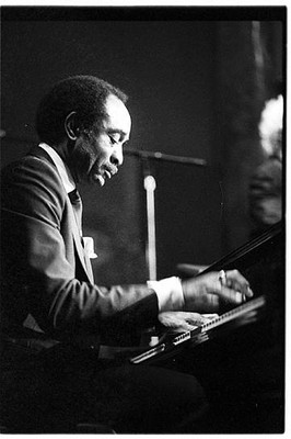 Tee Carson Musician Singer Performing Old Music Photo 1