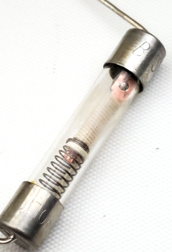 Box mit 100 Bussmann MDV1/8 250 Volt 1/8 Amp Zopf Slow Blow Glassicherungen - Bild 9 von 11