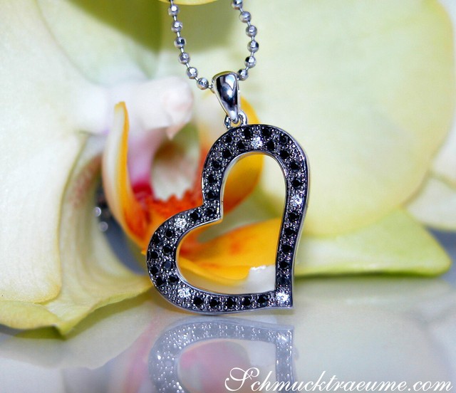 Graziler Herz Anhanger Mit Schwarzen Diamanten 0 267 Ct Weissgold 585 Ebay