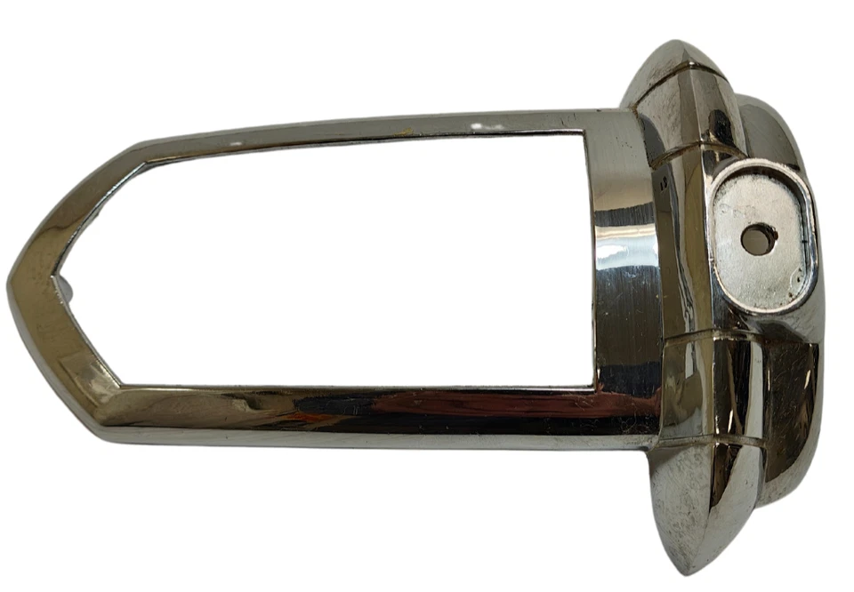 1950 道奇 Meadowbrook 定制右尾灯镀铬边框 1343181 NOS。 — 第 2/4 张图片