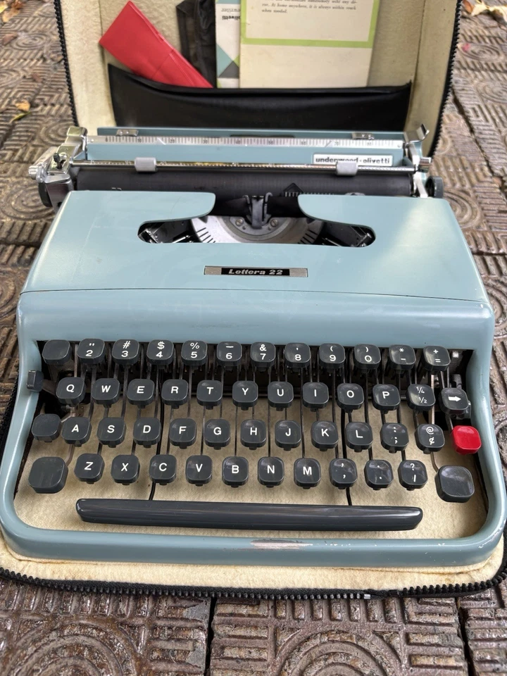 专业服务 Olivetti Lettera 22,1961 便携式打字机 — 第 2/4 张图片