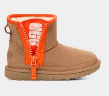 NWT 135 UGG KIDS' CLASSIC MINI ZIPPER TAPE LOGO  Size: 4