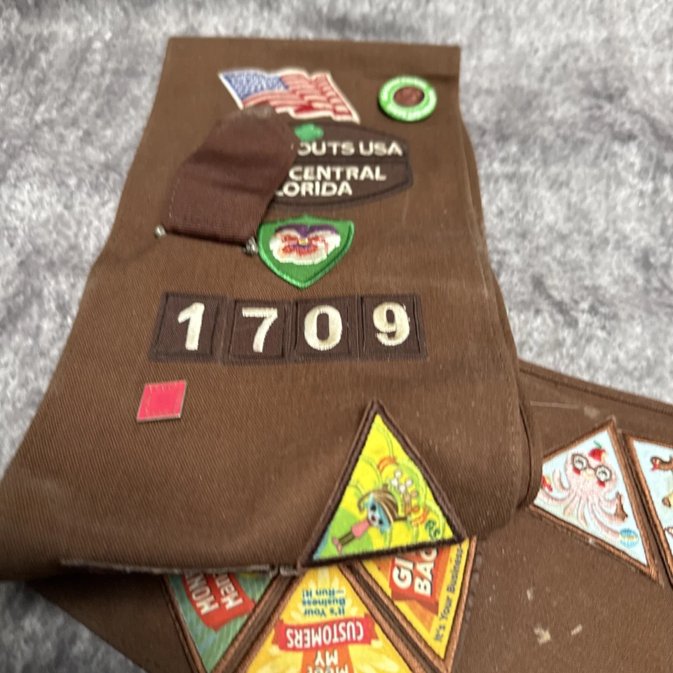 Colete Vintage Girl Scouts Brownie Faixa West Central Florida Troop 1709 Emblemas - Imagem 2 de 4