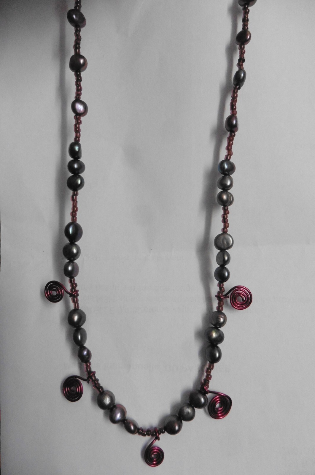 Collier perles d'eau douce gris mauve hypoallergénique en cuivre pour valoriser votre cou