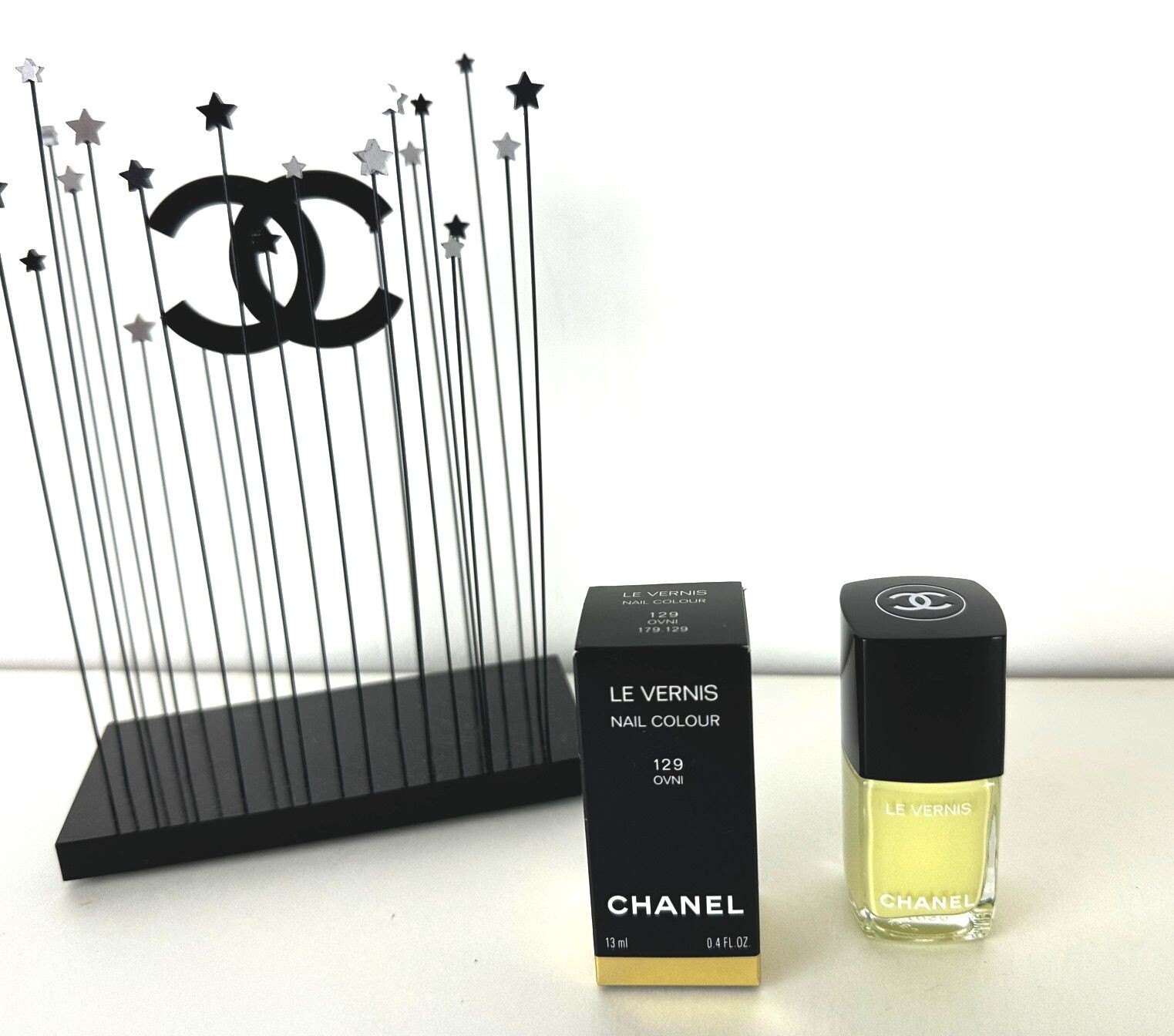 Vernis à ongles Chanel 129 Ovni jaune vibrant pour une manucure neuve et éclatante