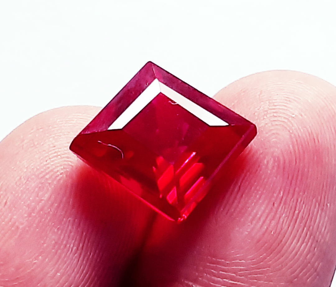 Rubis Naturel Certifié 8-10 Carats - Forme émeraude, Couleur Rouge, Traité à La Chaleur - Origine Mozambique