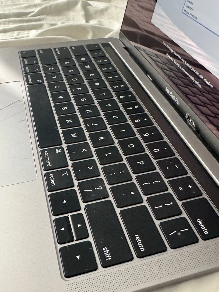 Apple MacBook Pro 13(128GB 固态硬盘,英特尔酷睿 i5 第 8 代,1.40GHz,8GB)笔记本电脑 — 第 3/4 张图片