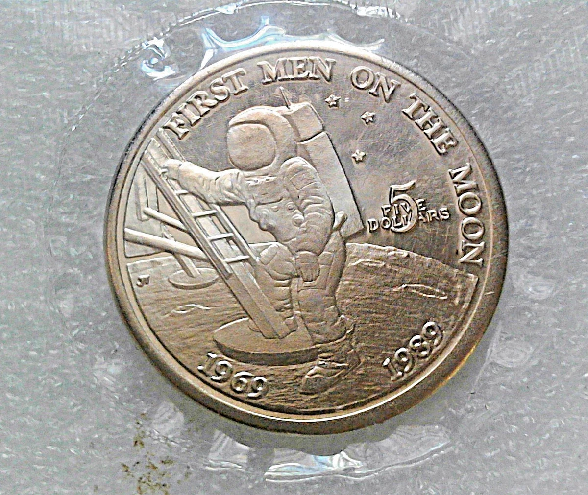 First Men on the Moon $5 Commemorative Coin 1989 Republic of