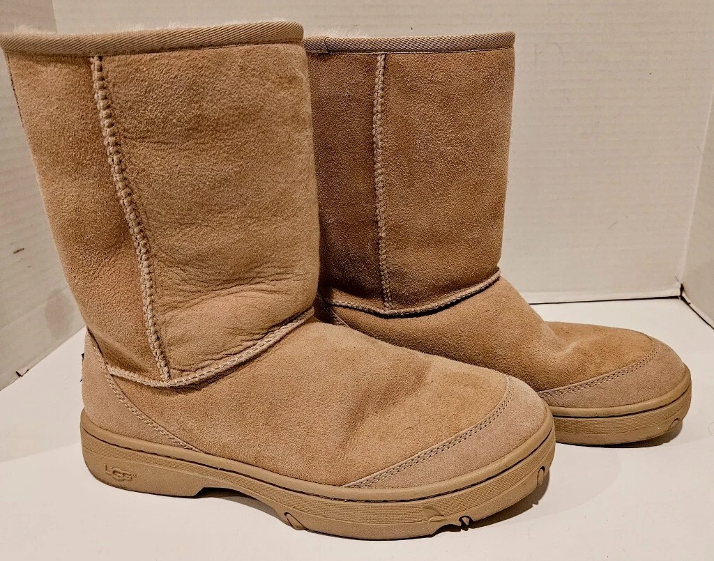 Stivali slip on classici UGG ~ marrone chiaro ~ F19009H ~ tomaia in pelle foderati in pelle di pecora ~ taglia W10 ~ usati in ottime condizioni