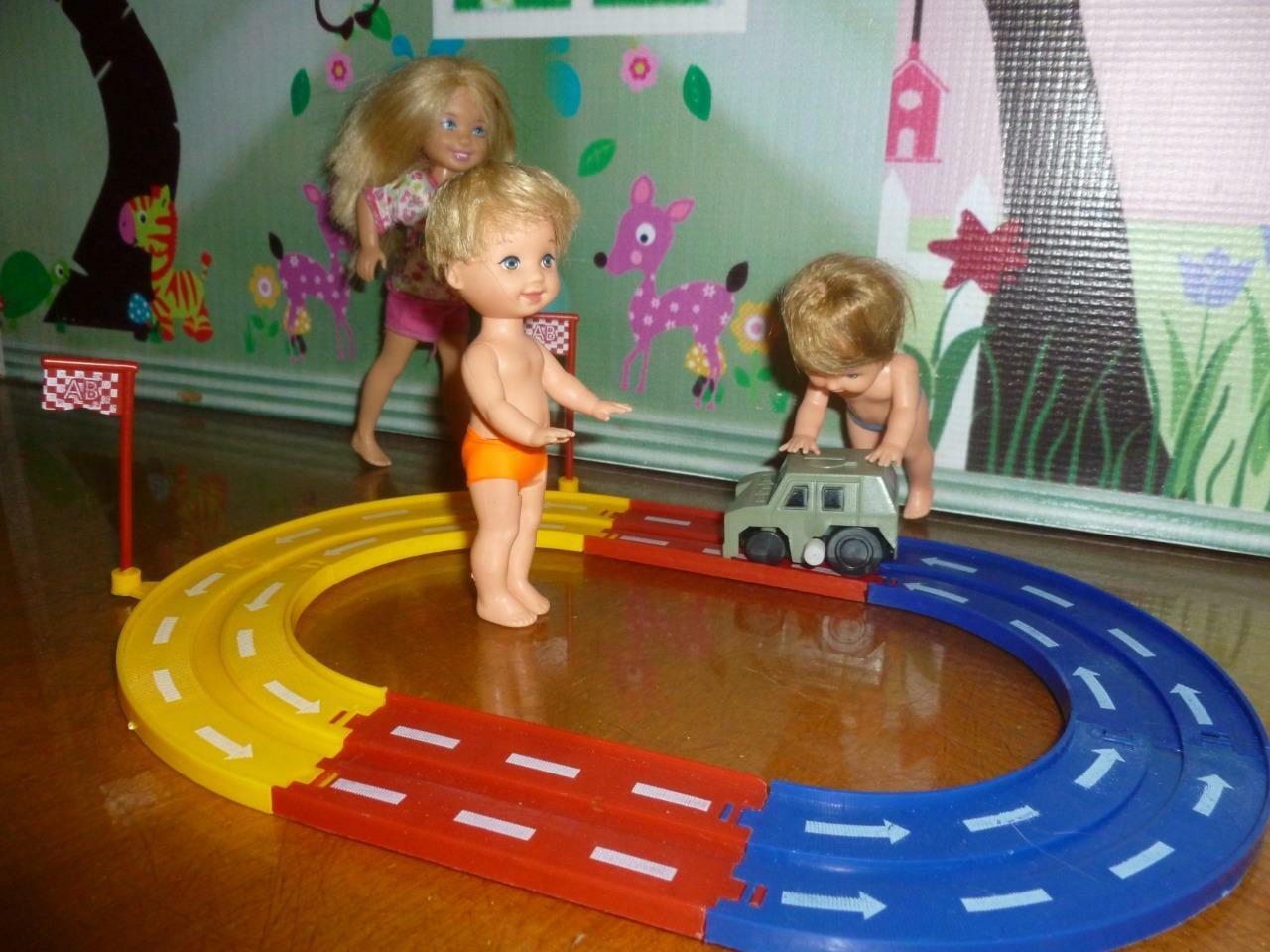 BARBIE KELLY TOMMY DOLL SIZE TOY DIORAMA MINIATURE WIND UP CAR W/TRACKS SET