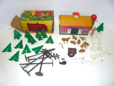 PLASTICVILLE AND IDEAL LOT OF VINTAGE S AND O GAUGE TRAIN ITEMS TIN BARN