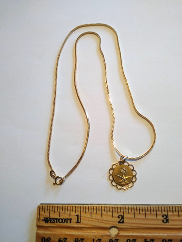 18K (750 Mark) Yellow Gold necklace and pendant.