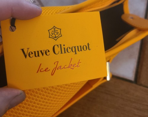 Veuve Clicquot Zippered Ice Jacket Champagne Bottle Insulated Travel Carrier New - Picture 6 of 7