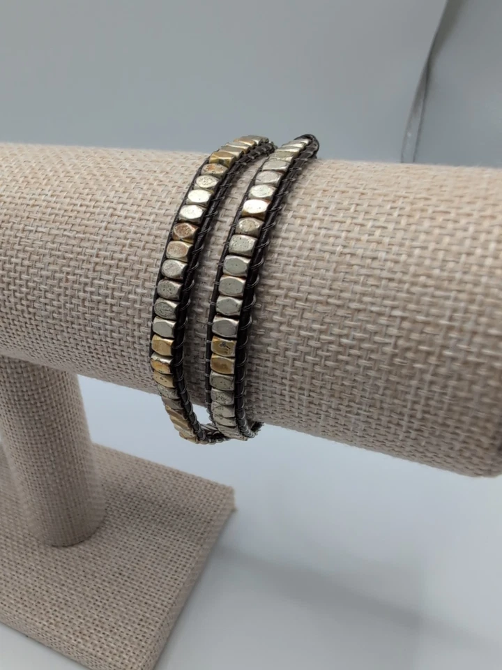 Pulsera envolvente de cuero Stella y puntos tonos dorados marrones Foto 3 de 4