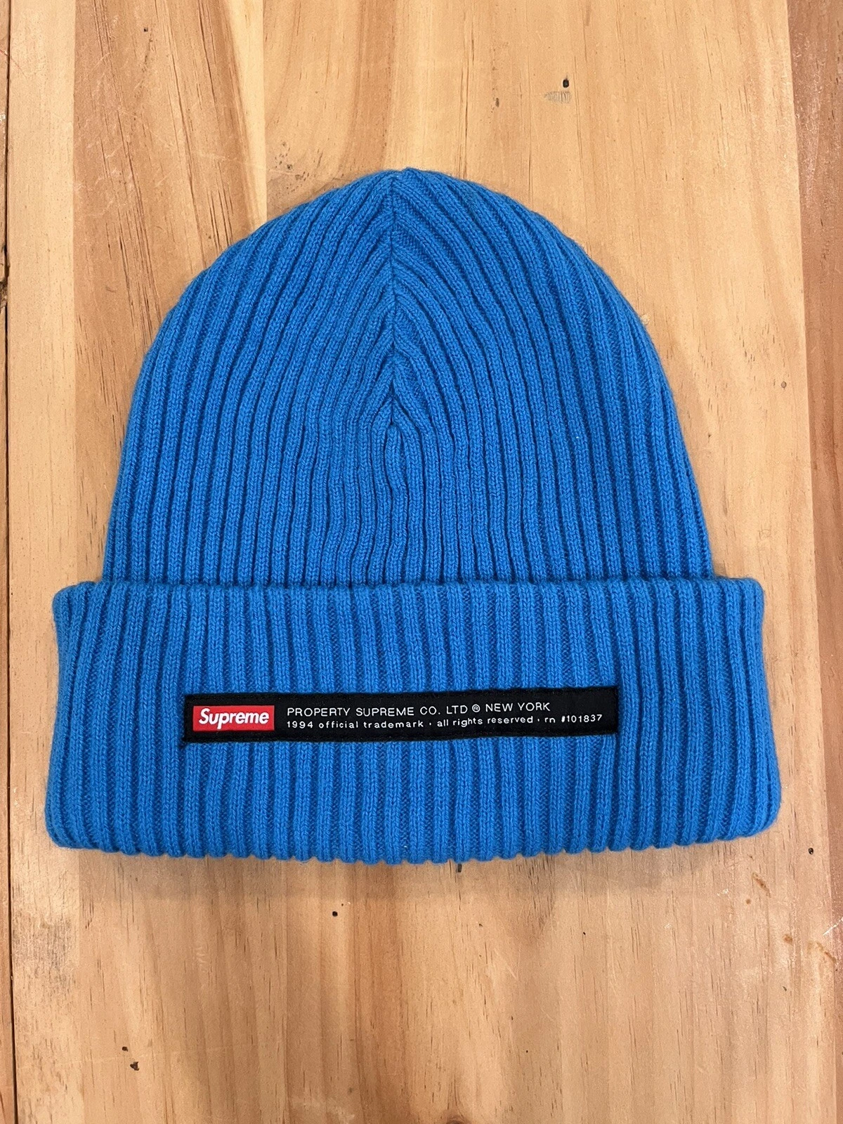 Chapeau tricoté logo à menottes bleu vif Supreme Property Label Beanie