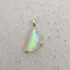 18k Gold Australian Opal Pendant: Free Form Coober Pedy Opal, 10.4mm x 22.0mm