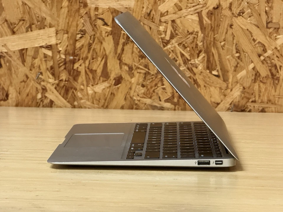 Apple MacBook Air 11 inch, Mid 2013, 256GB SSD, Intel i5 1.3GHz, 4GB RAM  - Image 3 of 4
