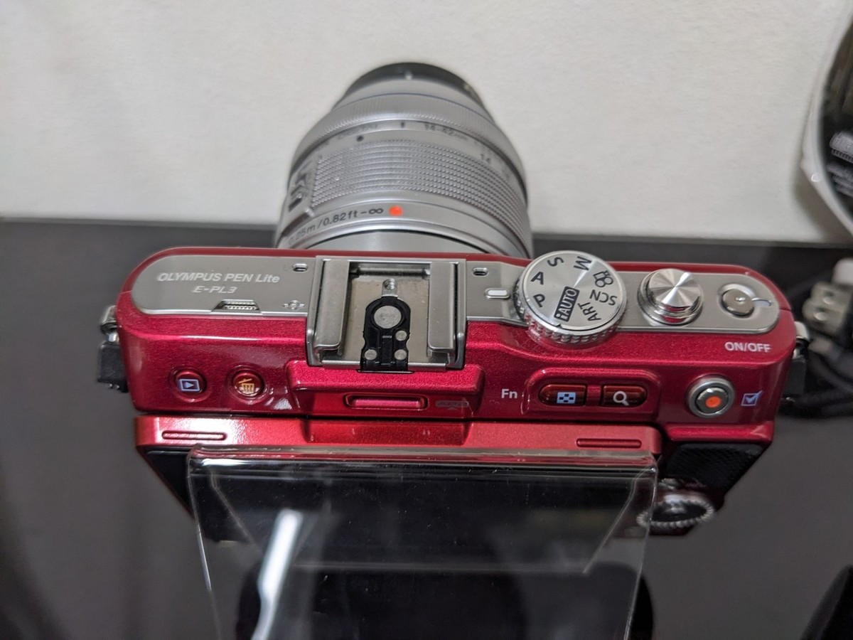 OLYMPUS PEN Lite E-PL3 Red 12.3MP w/M.ZUIKO 14-42mm, 40-150mm
