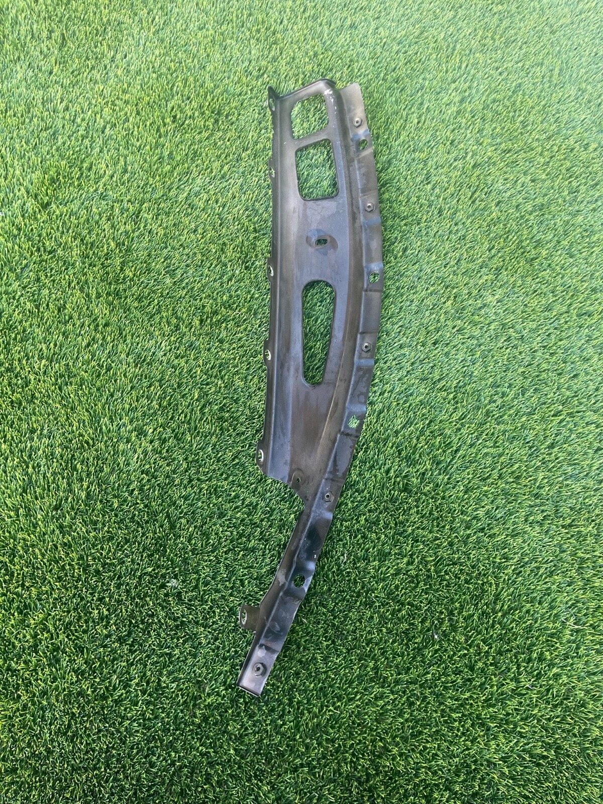 08-17 Maserati Gran turismo  Front left driver side  Fender Mount Bracket