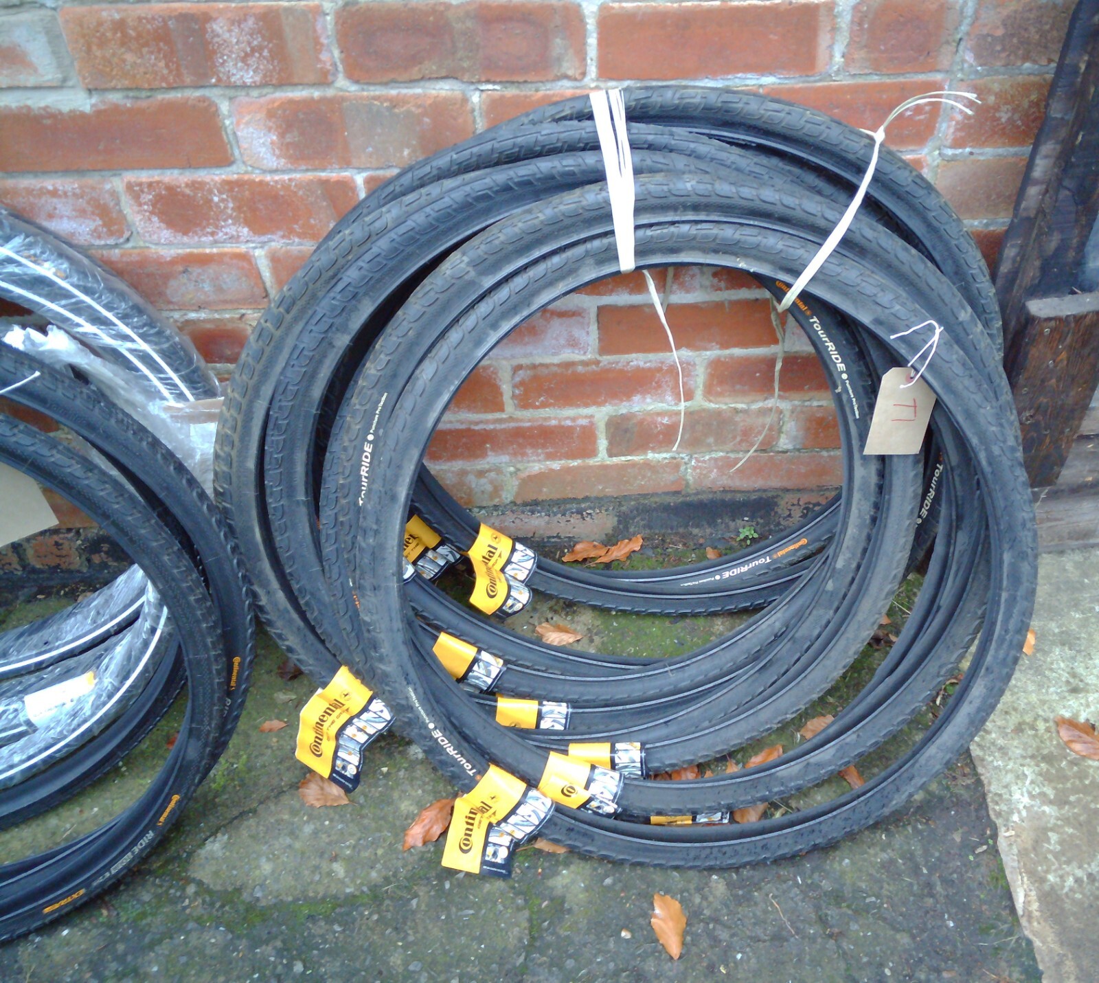 1x CONTINENTAL TOUR RIDE 28 x 1 1/2"", 42-635 CYCLE TYRES, NOT 700c