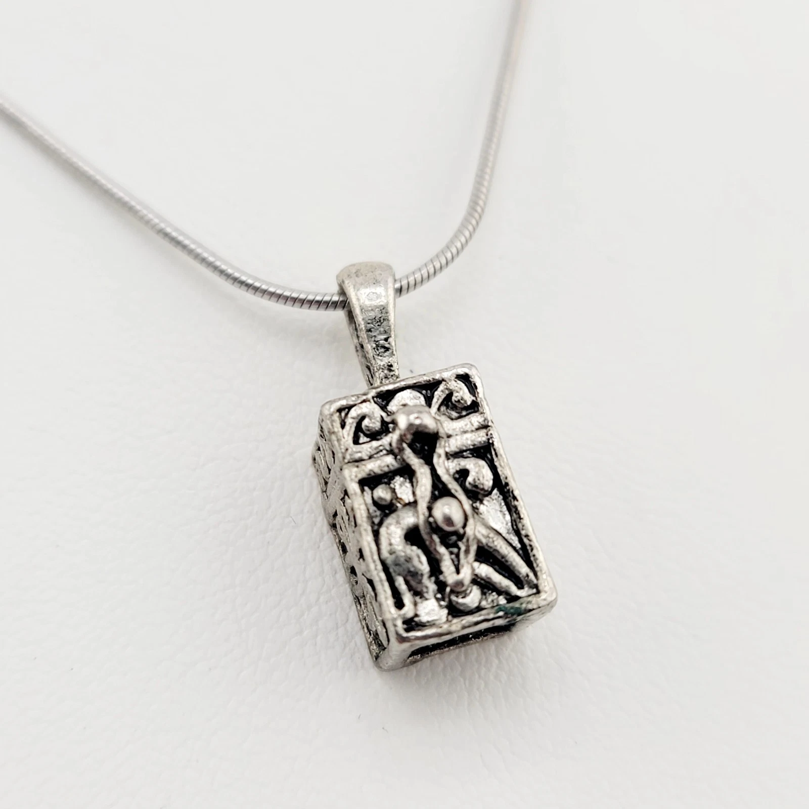 VETEMENTS Collana con ciondolo vintage ornata scatola finta gioielli