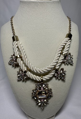 Elegante collar llamativo cuerda con estrás rosa y cristal tono dorado - Imagen 1 de 6