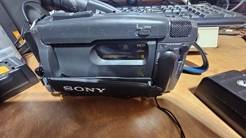 Sony Video Camera Recorder Hi8 Handycam With 2 Batteries, Manual Powers on! - Picture 4 of 9