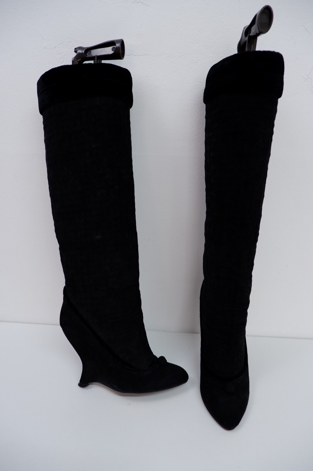 Stivali Yves Saint Laurent neri in pelle scamosciata taglia 35 Uk2 al ginocchio con zeppa ottime condizioni