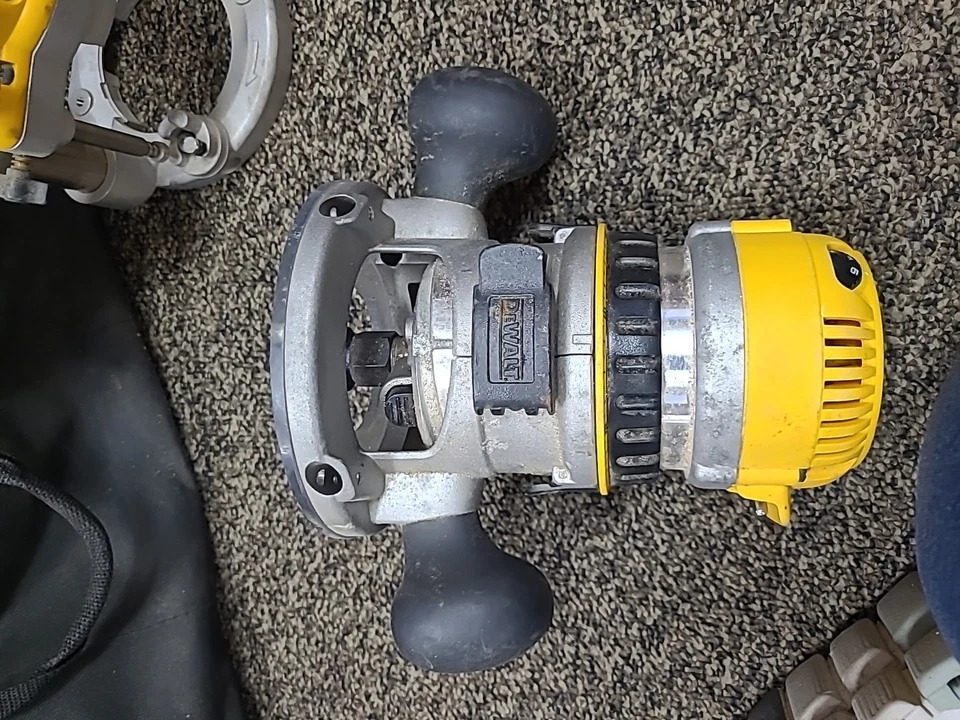Kit combinado de enrutador DeWalt DW618PK 2-1/4 HP EVS - Base fija y de inmersión - Motor DW618 Foto 2 de 4