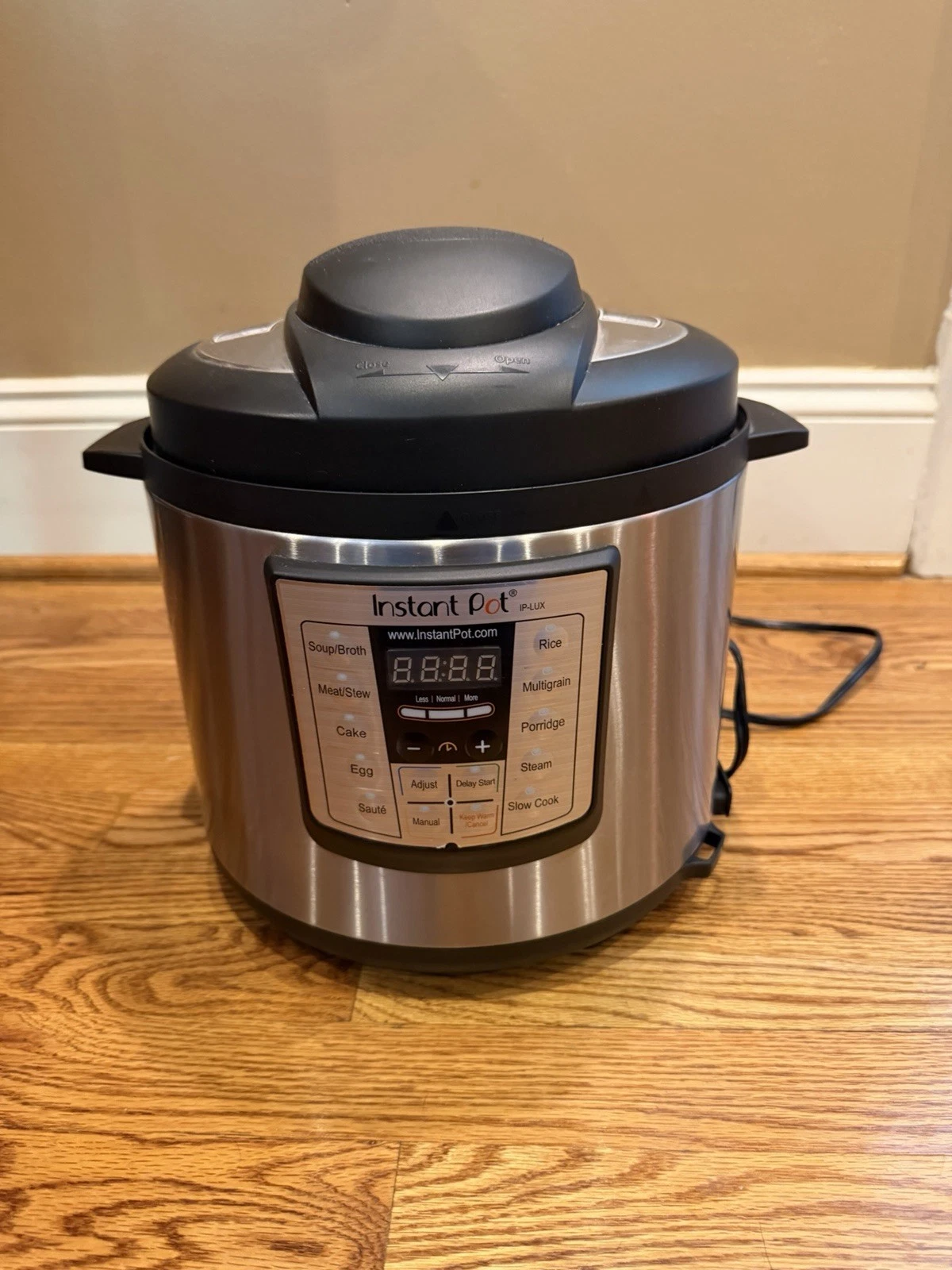 Instant Pot Electric Pressure Cooker 6 Quart Very Clean IPLUX360