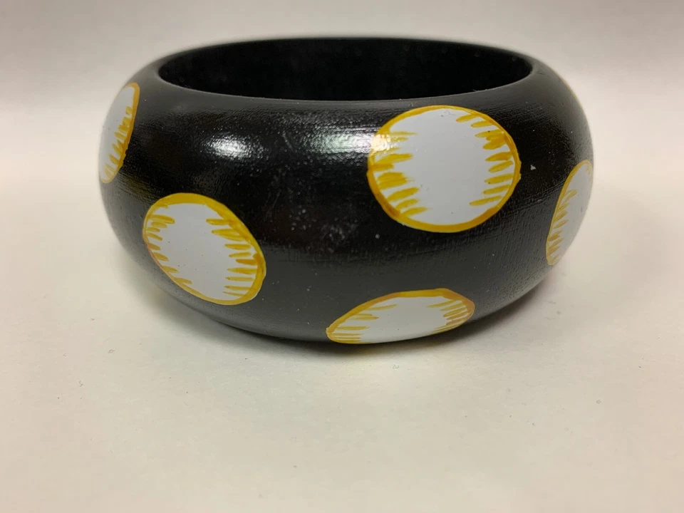 Brazalete redondeado de madera NewLook con patrón de lunares Foto 2 de 4