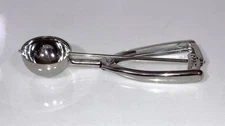Vollrath No. 16 Squeeze Handle Disher 18/8 Stainless Steel 2 oz Scoop 47153