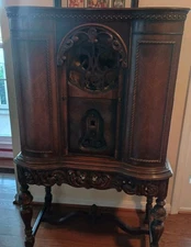 Beautifully Carved Antique American Bosch Magneto 1929s Radio, Saginaw Cabinet