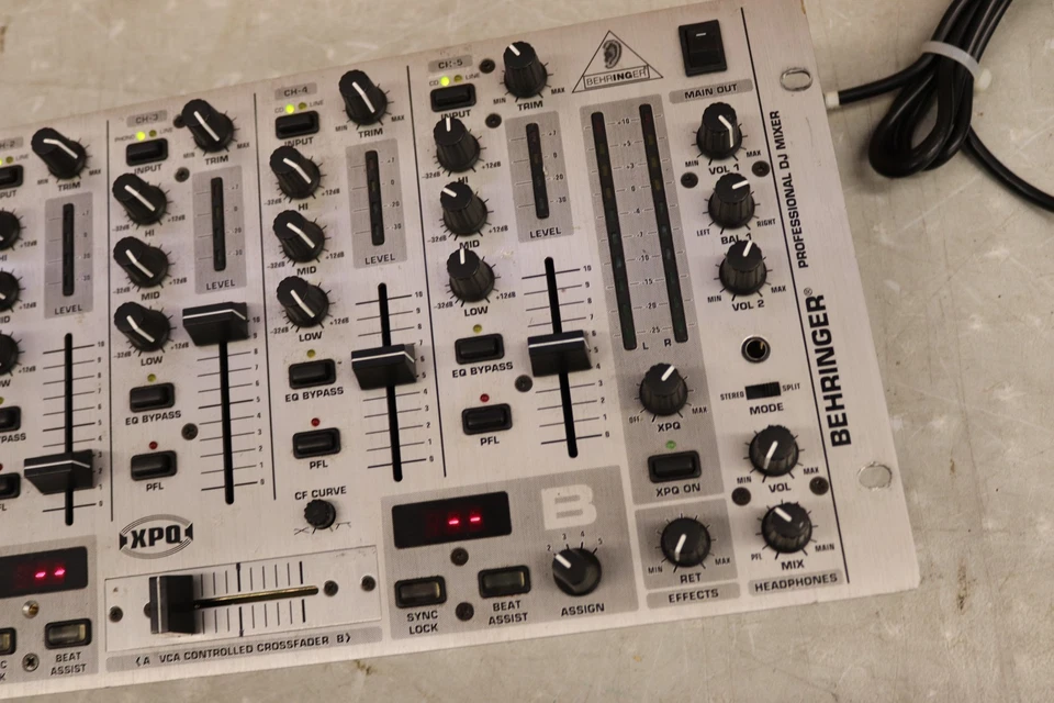 Behringer Pro Mixer VMX1000 7-Channel Rack-Mount DJ Mixer - Image 3 of 4