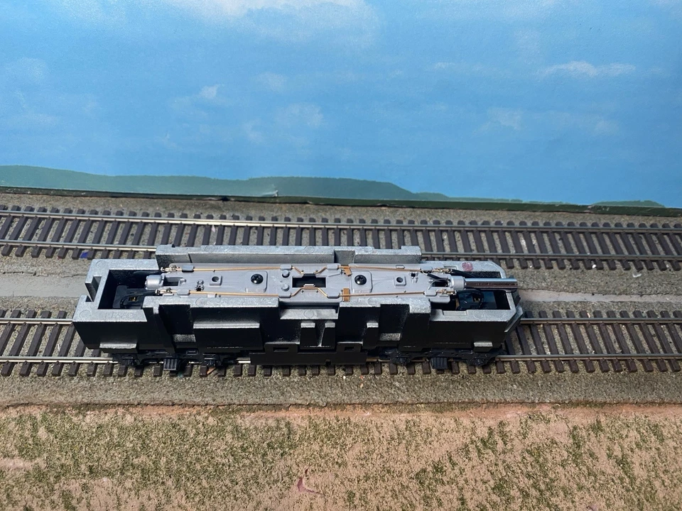 Chasis iluminado motorizado NOS HO Stewart EMD F3/F7/F9 con camiones negros.**LEER** Foto 2 de 4