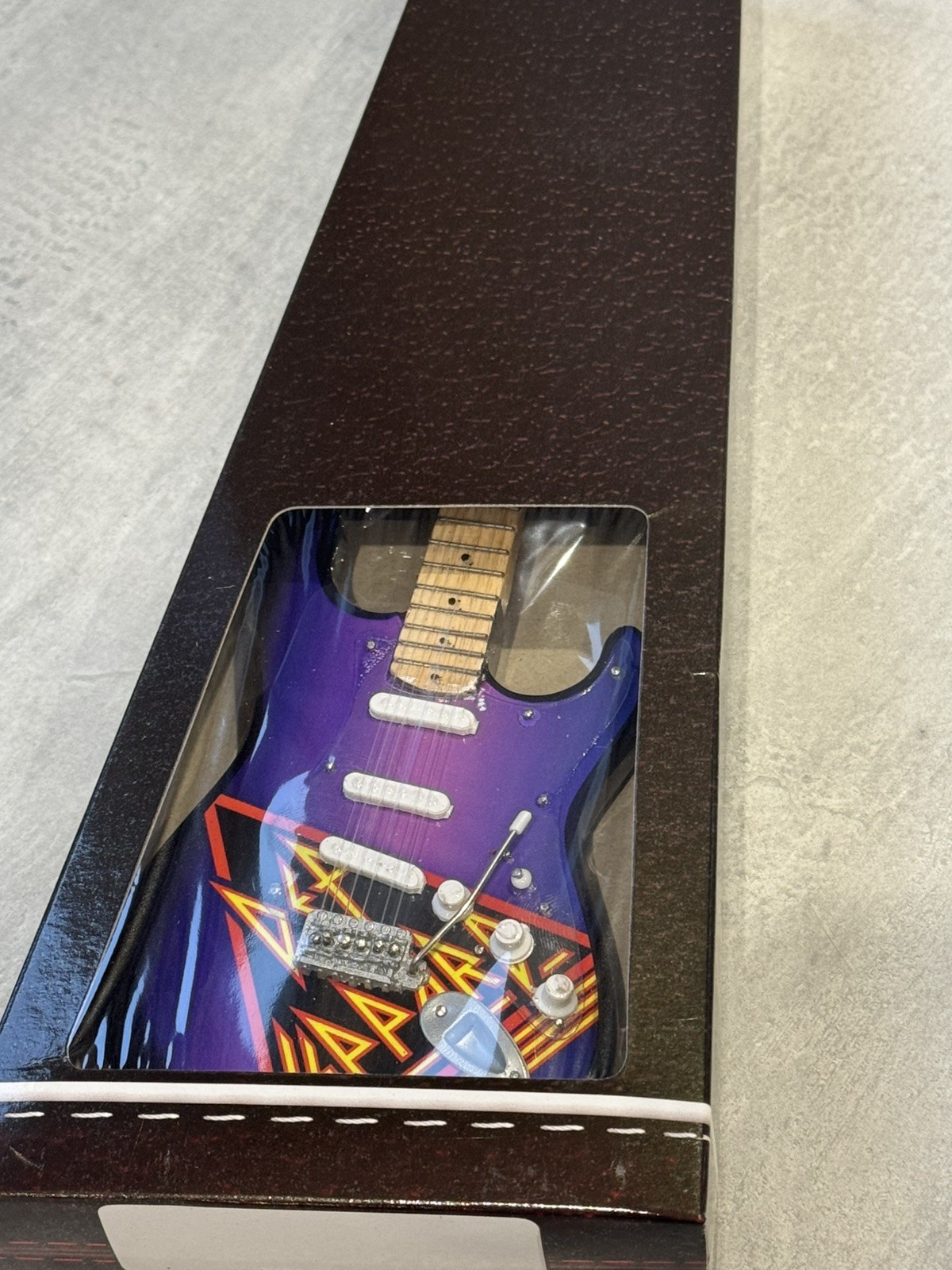 Chitarra Miniatura Def Leppard con Supporto foto 2
