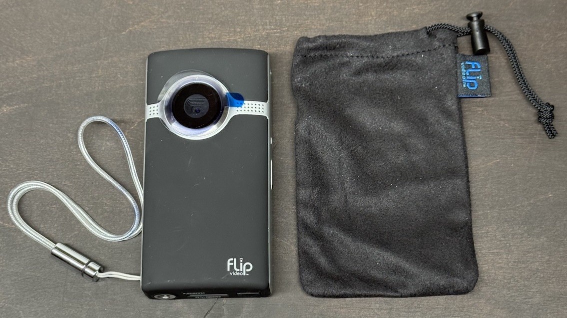 Flip Video Ultra HD Black/Silver Camera 8GB U32120 NO BATTER
