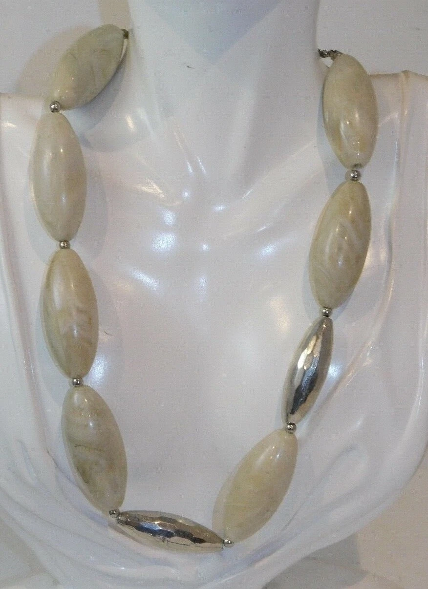 OFF WHITE Estensore per collana tono argento perline plastica vorticose bianco sporco grosso ca 2