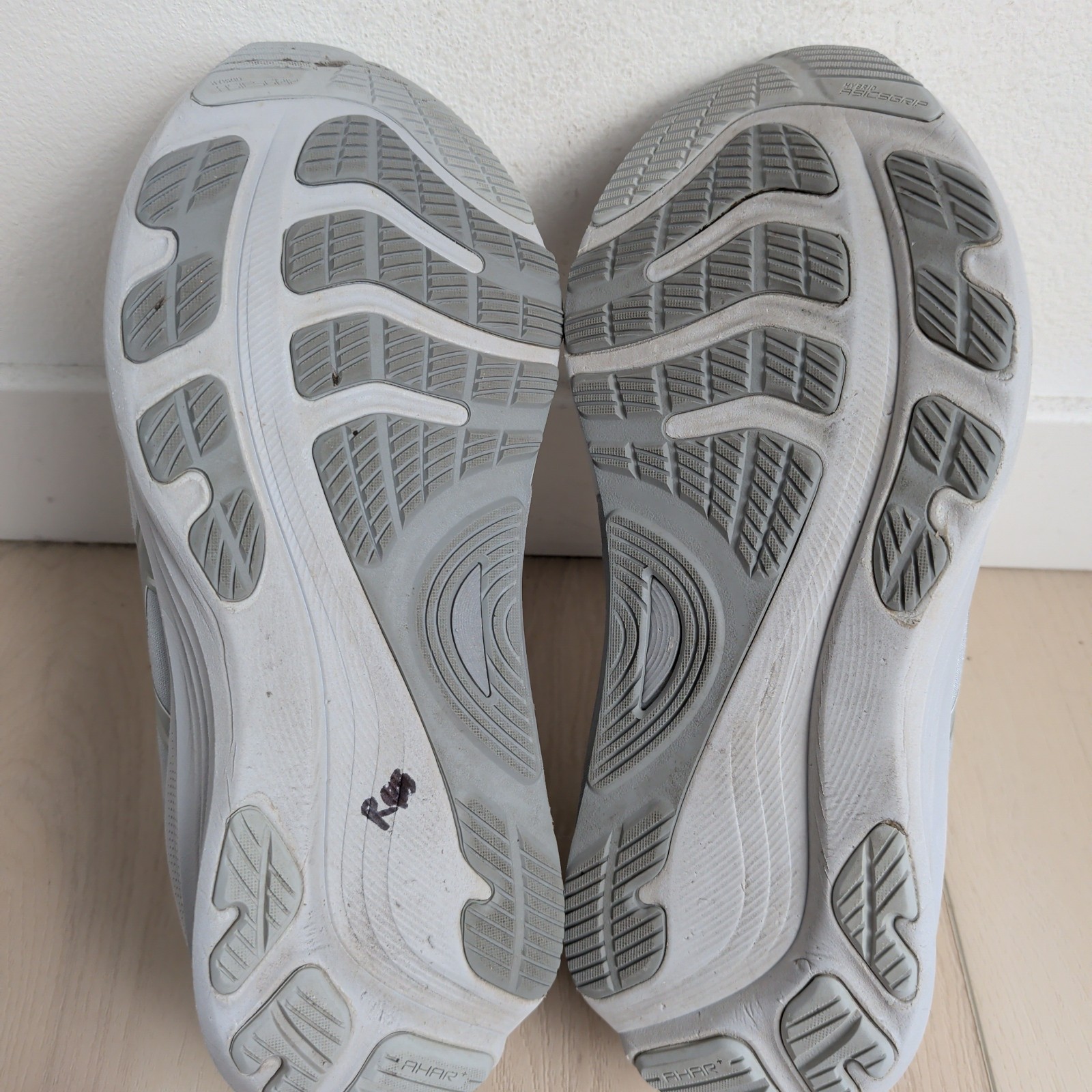 Asics Gel Kayano 32 Mens 9.5 Gray Running Shoes Sneakers 1011C052 thumbnail 9