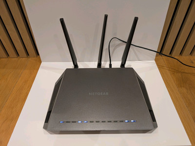 Netgear Nighthawk AC1900 D7000-100UKS Dual Band WLAN Router mit 4 Ethernet Ports