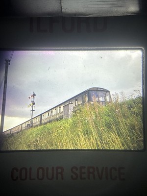 35mm Dia BR British Railways 3 Wagen DMU Passing Playr Yard Cardiff 1965