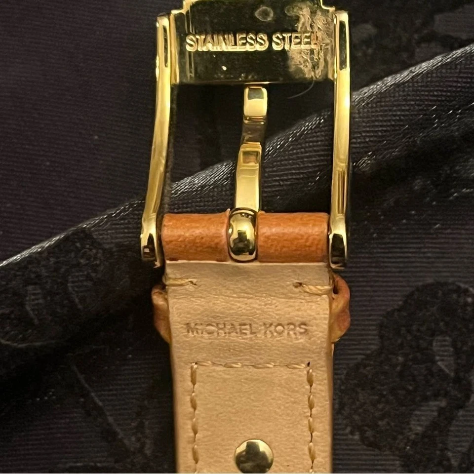 Reloj Michael Kors Cuero Marrón Claro y Tono Dorado Tachonado Lazo Foto 4 de 4