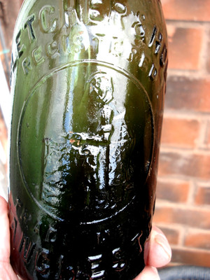 TIEFGRÜNE BIERFLASCHE - KISTE MAN.- MANCHESTER.