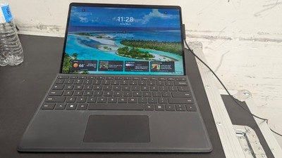 Microsoft Surface Pro 9 13'' (256GB SSD, 16GB RAM, Keyboard + Trackpad Included)